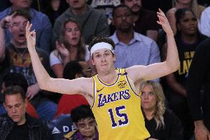 杀伤力十足！里夫斯半场10中5砍最高21分外加4板5助 罚球10中10