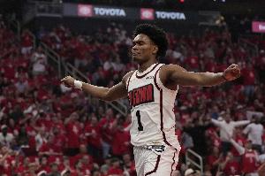 穿针引线！阿门-汤普森10中5拿到12分4板8助0失误 正负值+33最高