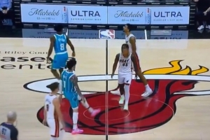 这松弛感没谁了！三球秀脚法“直接”爆头小米切尔 队友看懵了