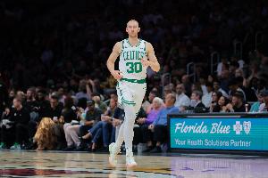 太准了！豪泽替补7记三分贡献21分 首节四连中独得15分