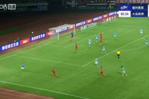 梅州连追2球！马马杜第87分钟门前不慎乌龙，梅州2-2扳平大连