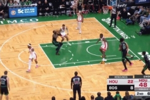 陷入困境！杰伦-布朗被小史密斯防得原地转圈 最终走步违例