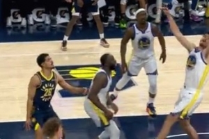 确实看错了！波斯特破坏步行者空接球出界&勇士挑战成功拿回球权