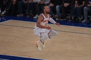 火力全开！布伦森首节11投6中&三分4中3砍下19分4篮板