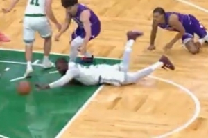 饿虎扑食！杰伦-布朗奋力拼抢地板球 助科塔博得罚球