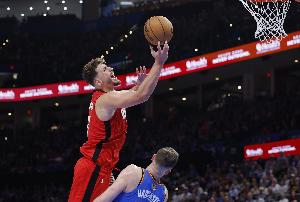 媒体人：点名申京11罚6中是什么鬼 克莱连充电宝都打不了没法用了