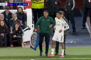 重回故地！阿诺德登场换下居莱尔，安菲尔德嘘声震天！