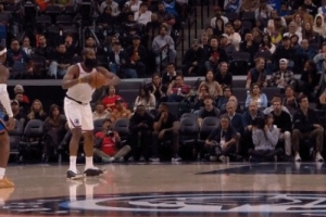 这就是能力！哈登不看人长传十分到位 克里斯·邓恩轻松快下上篮